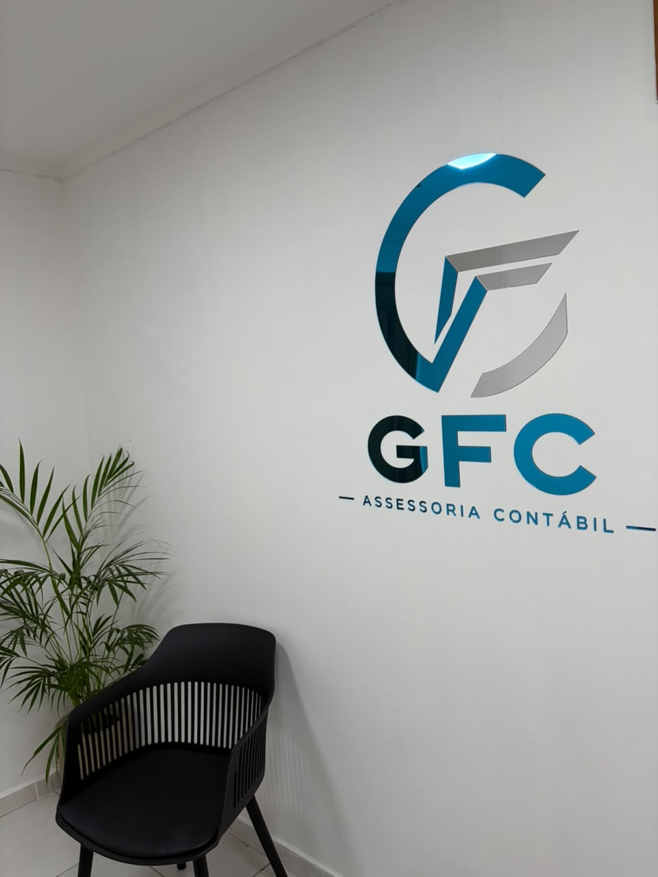 Detalhe da marca GFC Assessoria Contábil na recepção